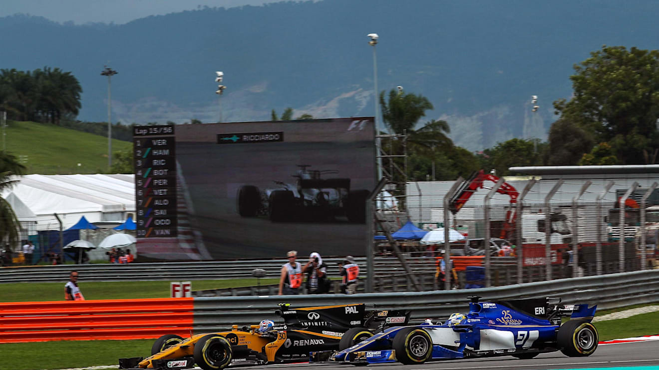 Jolyon Palmer (GBR) Renault Sport F1 Team RS17 and Marcus Ericsson (SWE) Sauber C36 battle at Formula One World Championship, Rd15, Malaysian Grand Prix, Race, Sepang, Malaysia, Sunday 1 October 2017. © Kym Illman/Sutton Images