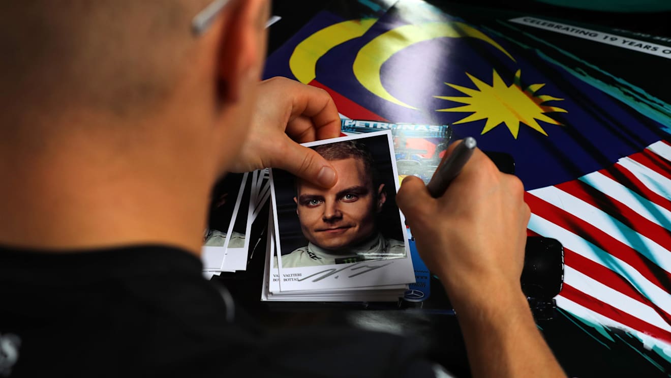 Valtteri Bottas (FIN) Mercedes AMG F1 autograph cards at Formula One World Championship, Rd15, Malaysian Grand Prix, Race, Sepang, Malaysia, Sunday 1 Octoberr 2017. © Kym Illman/Sutton Images