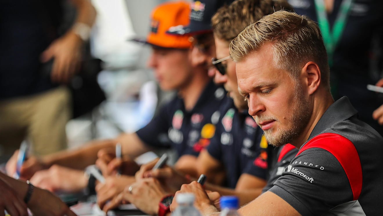 Kevin Magnussen (DEN) Haas F1 signs autographs for the fans at Formula One World Championship, Rd15, Malaysian Grand Prix, Race, Sepang, Malaysia, Sunday 1 Octoberr 2017. © Kym Illman/Sutton Images