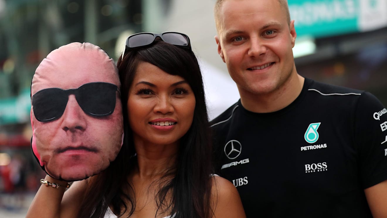 Fan with Valtteri Bottas (FIN) Mercedes AMG F1 and face pillow / mask at Formula One World Championship, Rd15, Malaysian Grand Prix, Preparations, Sepang, Malaysia, Thursday 28 September 2017. © Sutton Images