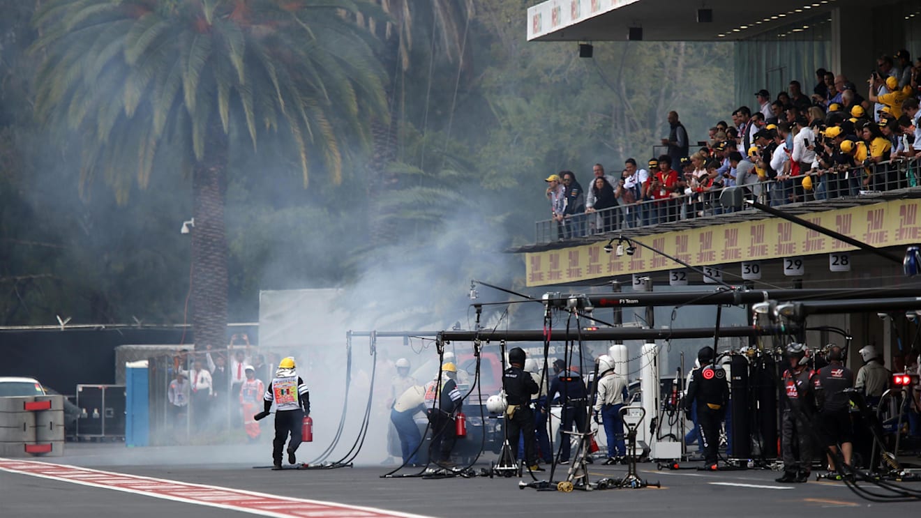 Fire marshals with the car of Marcus Ericsson (SWE) Sauber C36 after retiring from the race with a fire at Formula One World Championship, Rd18, Mexican Grand Prix, Race, Circuit Hermanos Rodriguez, Mexico City, Mexico, Sunday 29 October 2017. © Kym Illman/Sutton Images