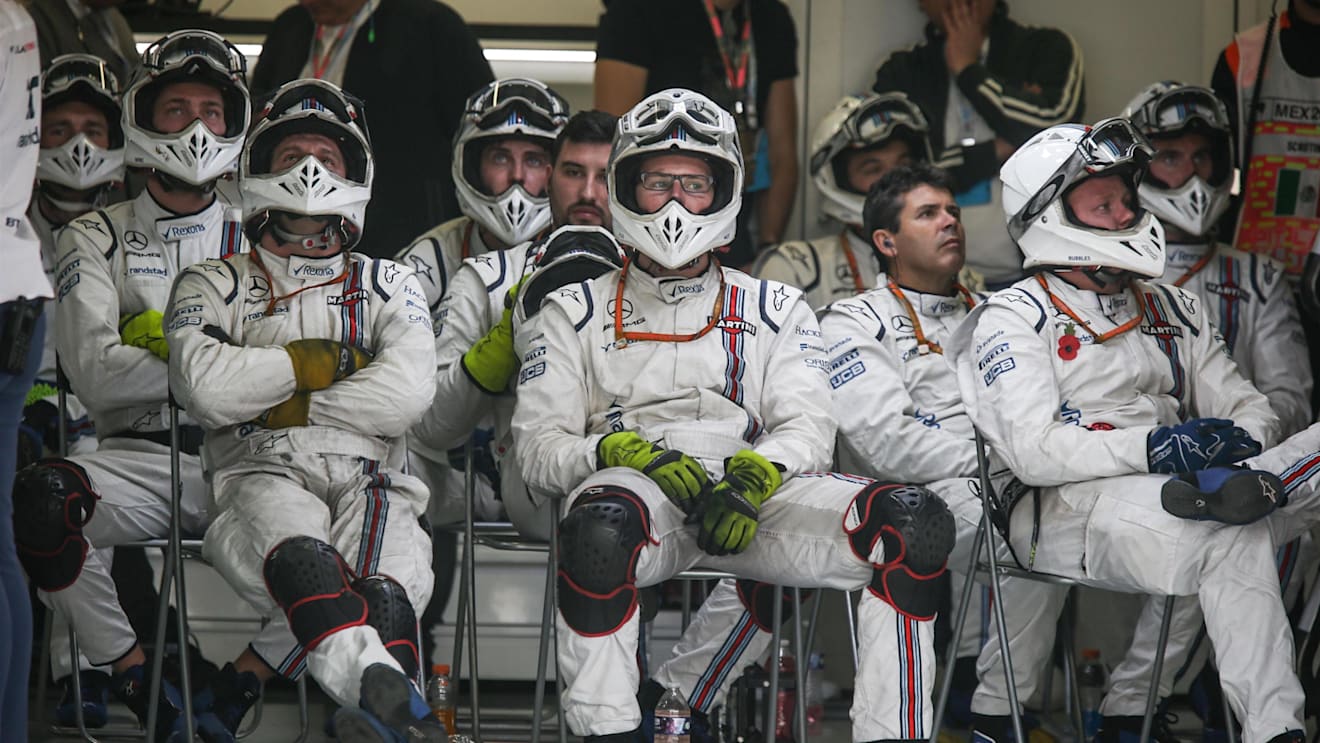 Williams mechanics at Formula One World Championship, Rd18, Mexican Grand Prix, Race, Circuit Hermanos Rodriguez, Mexico City, Mexico, Sunday 29 October 2017. © Mirko Stange/Sutton Images