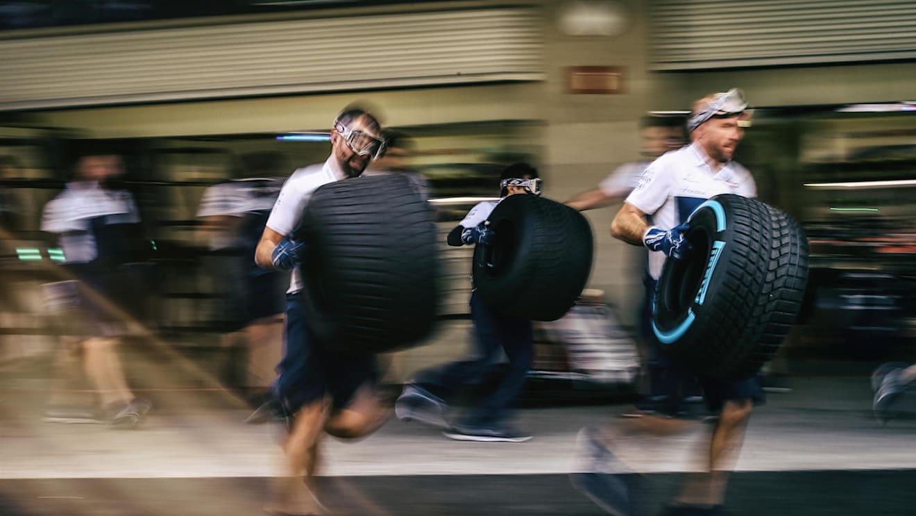 Williams mechanics make a practice pitstop at Formula One World Championship, Rd18, Mexican Grand Prix, Preparations, Circuit Hermanos Rodriguez, Mexico City, Mexico, Thursday 26 October 2017. © Mirko Stange/Sutton Images