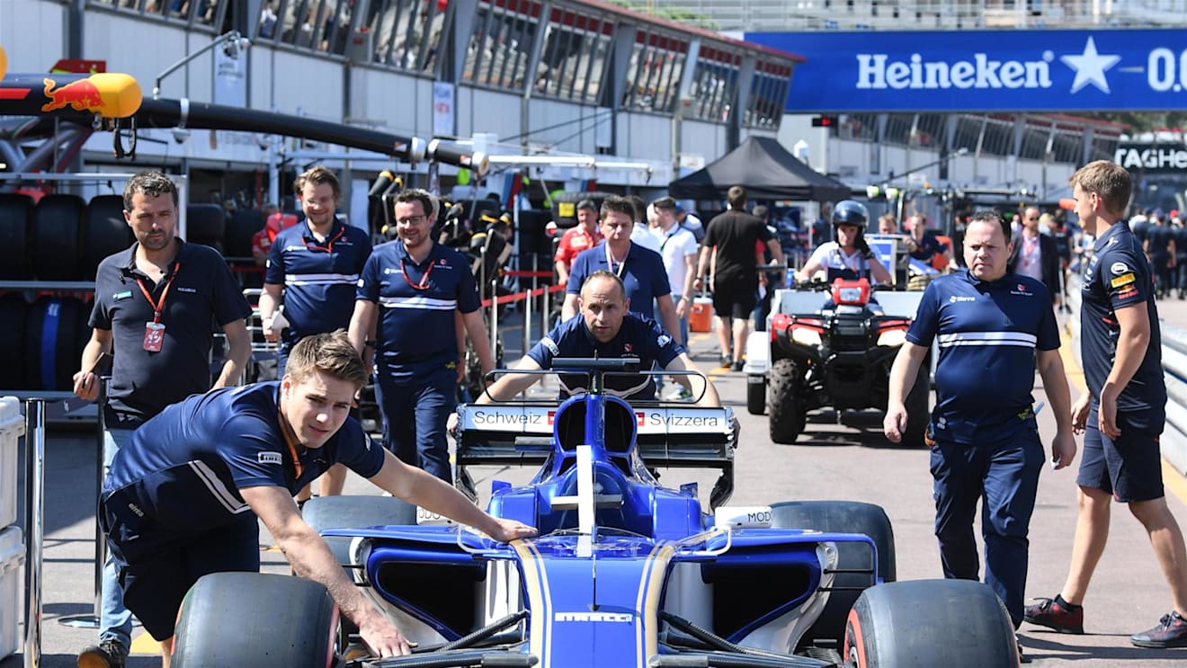 Mechanics with the car of Marcus Ericsson (SWE) Sauber C36 at Formula One World Championship, Rd6, Monaco Grand Prix, Preparations, Monte-Carlo, Monaco, Wednesday 24 May 2017. © Sutton Images