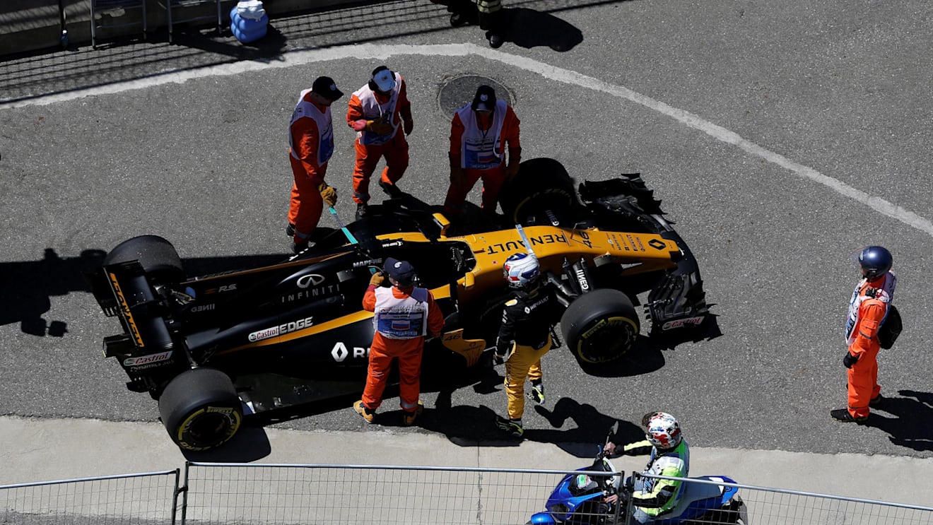 Sergey Sirotkin (RUS) Renault Sport F1 Team RS17 stops on track in FP1 at Formula One World Championship, Rd4, Russian Grand Prix, Practice, Sochi Autodrom, Sochi, Krasnodar Krai, Russia, Friday 28 April 2017. © Sutton Motorsport Images