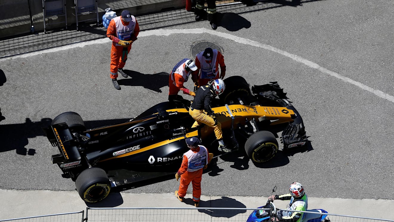 Sergey Sirotkin (RUS) Renault Sport F1 Team RS17 stops on track in FP1 at Formula One World Championship, Rd4, Russian Grand Prix, Practice, Sochi Autodrom, Sochi, Krasnodar Krai, Russia, Friday 28 April 2017. © Sutton Motorsport Images
