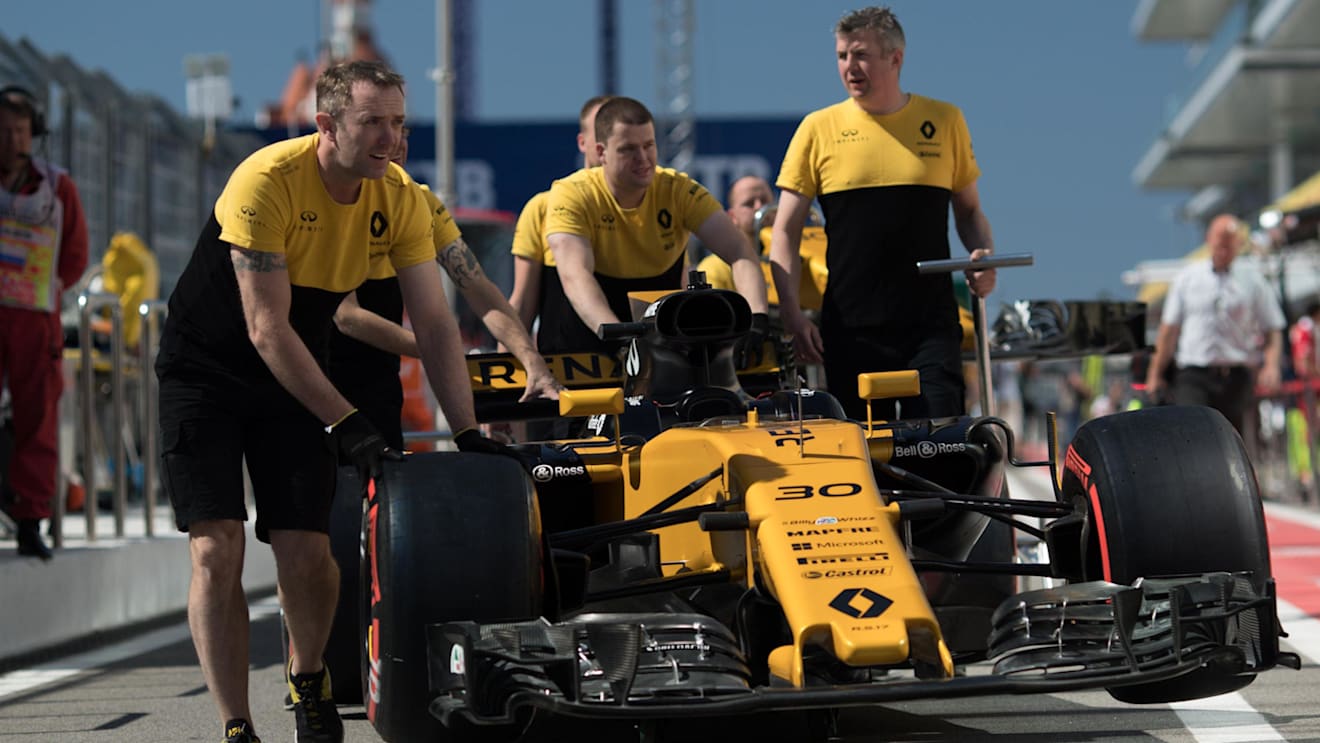 Renault mechanics with the car of Palmer (GBR) Renault Sport F1 Team RS17 at Formula One World Championship, Rd4, Russian Grand Prix, Practice, Sochi Autodrom, Sochi, Krasnodar Krai, Russia, Saturday 29 April 2017. © Sutton Motorsport Images and Kym Illman