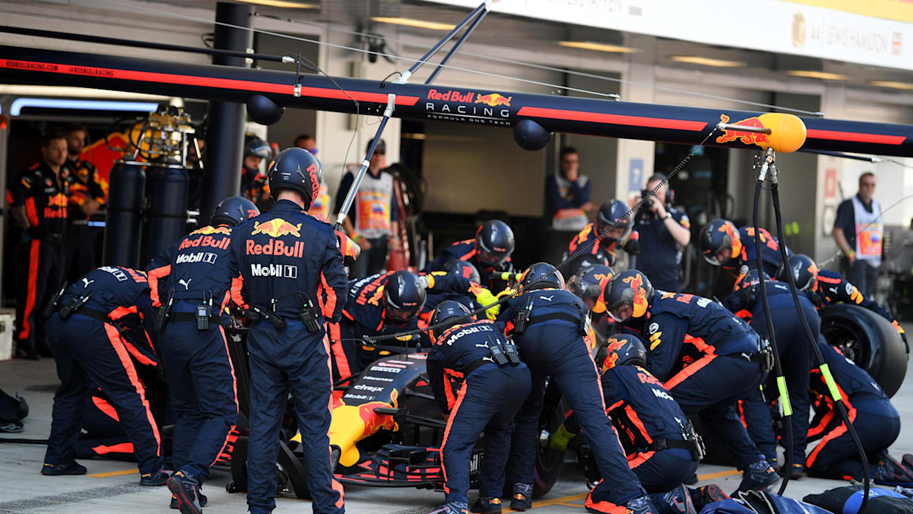 Max Verstappen (NED) Red Bull Racing RB13 a pitstop at Formula One World Championship, Rd4, Russian Grand Prix, Race, Sochi Autodrom, Sochi, Krasnodar Krai, Russia, Sunday 30 April 2017. © Sutton Motorsport Images
