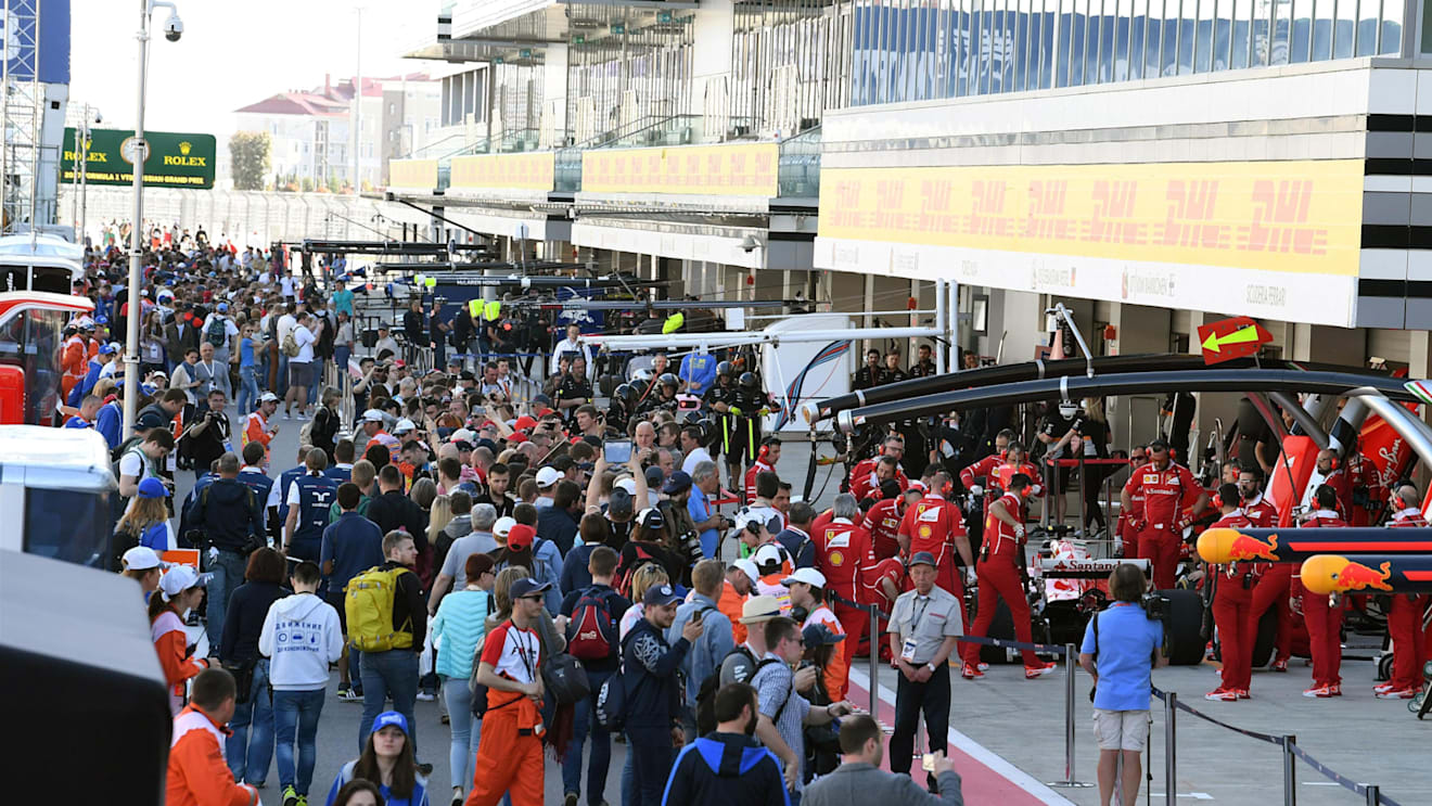 Fans at the pitlane walkabout at Formula One World Championship, Rd4, Russian Grand Prix, Preparations, Sochi Autodrom, Sochi, Krasnodar Krai, Russia, Thursday 27 April 2017. © Sutton Motorsport Images
