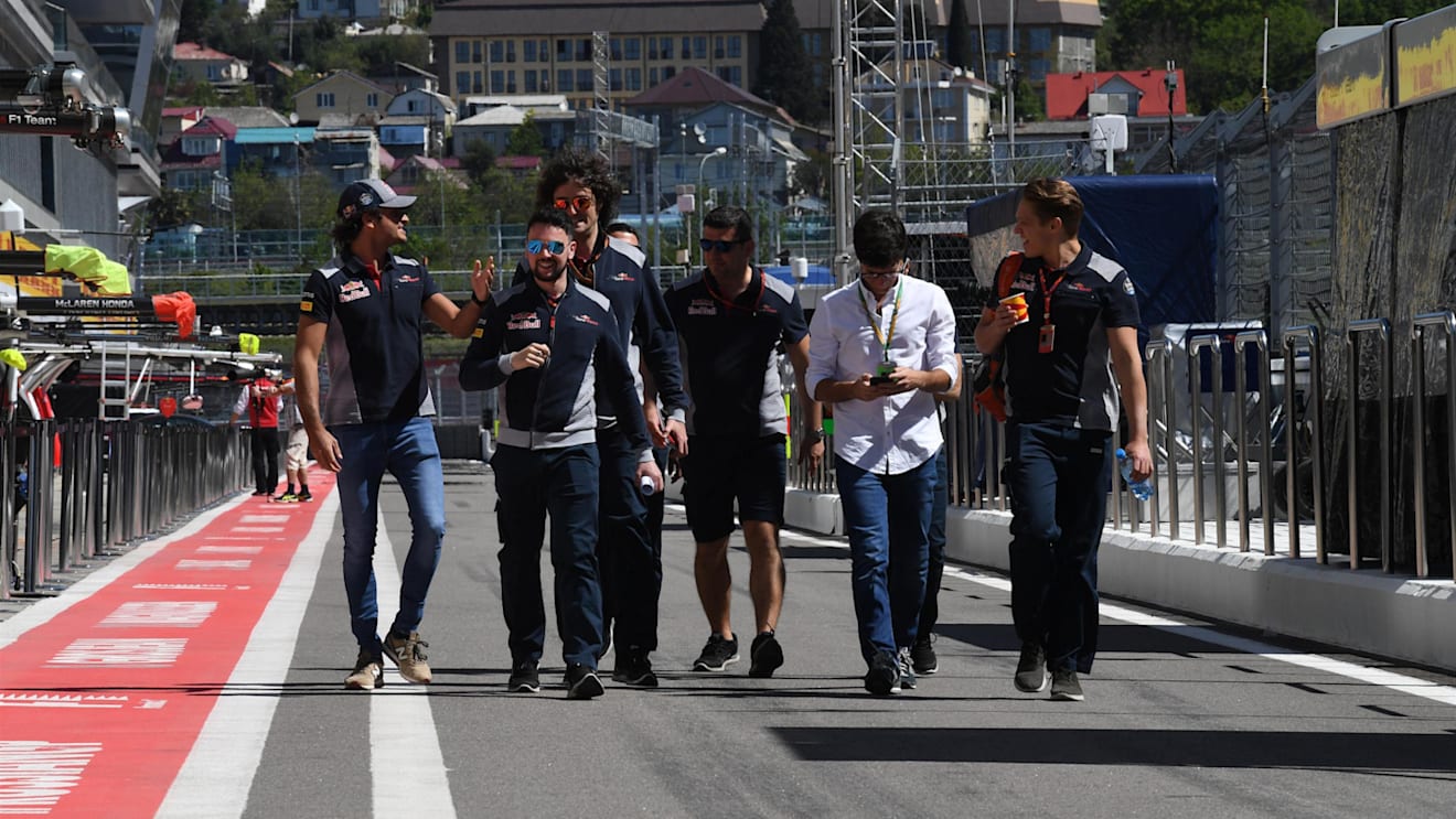 Carlos Sainz jr (ESP) Scuderia Toro Rosso with the Toro Rosso engineers at Formula One World Championship, Rd4, Russian Grand Prix, Preparations, Sochi Autodrom, Sochi, Krasnodar Krai, Russia, Thursday 27 April 2017. © Sutton Motorsport Images
