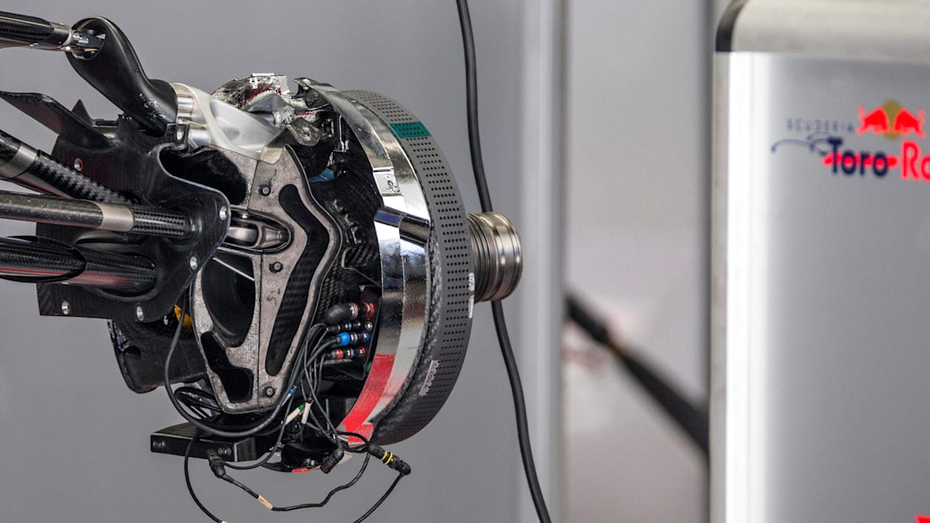 Scuderia Toro Rosso STR12 front brake and wheel hub detail at Formula One World Championship, Rd4, Russian Grand Prix, Preparations, Sochi Autodrom, Sochi, Krasnodar Krai, Russia, Thursday 27 April 2017. © Sutton Motorsport Images