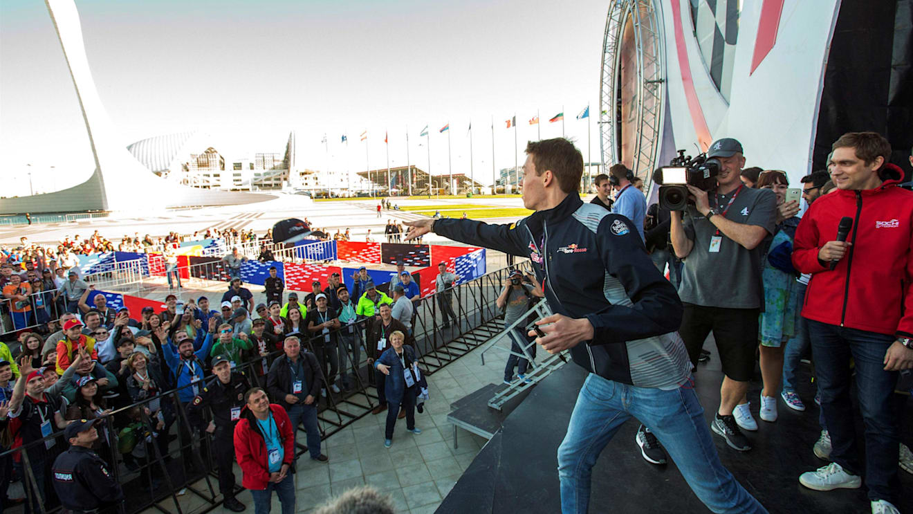 Daniil Kvyat (RUS) Scuderia Toro Rosso and fans at Formula One World Championship, Rd4, Russian Grand Prix, Preparations, Sochi Autodrom, Sochi, Krasnodar Krai, Russia, Thursday 27 April 2017. © Sutton Motorsport Images