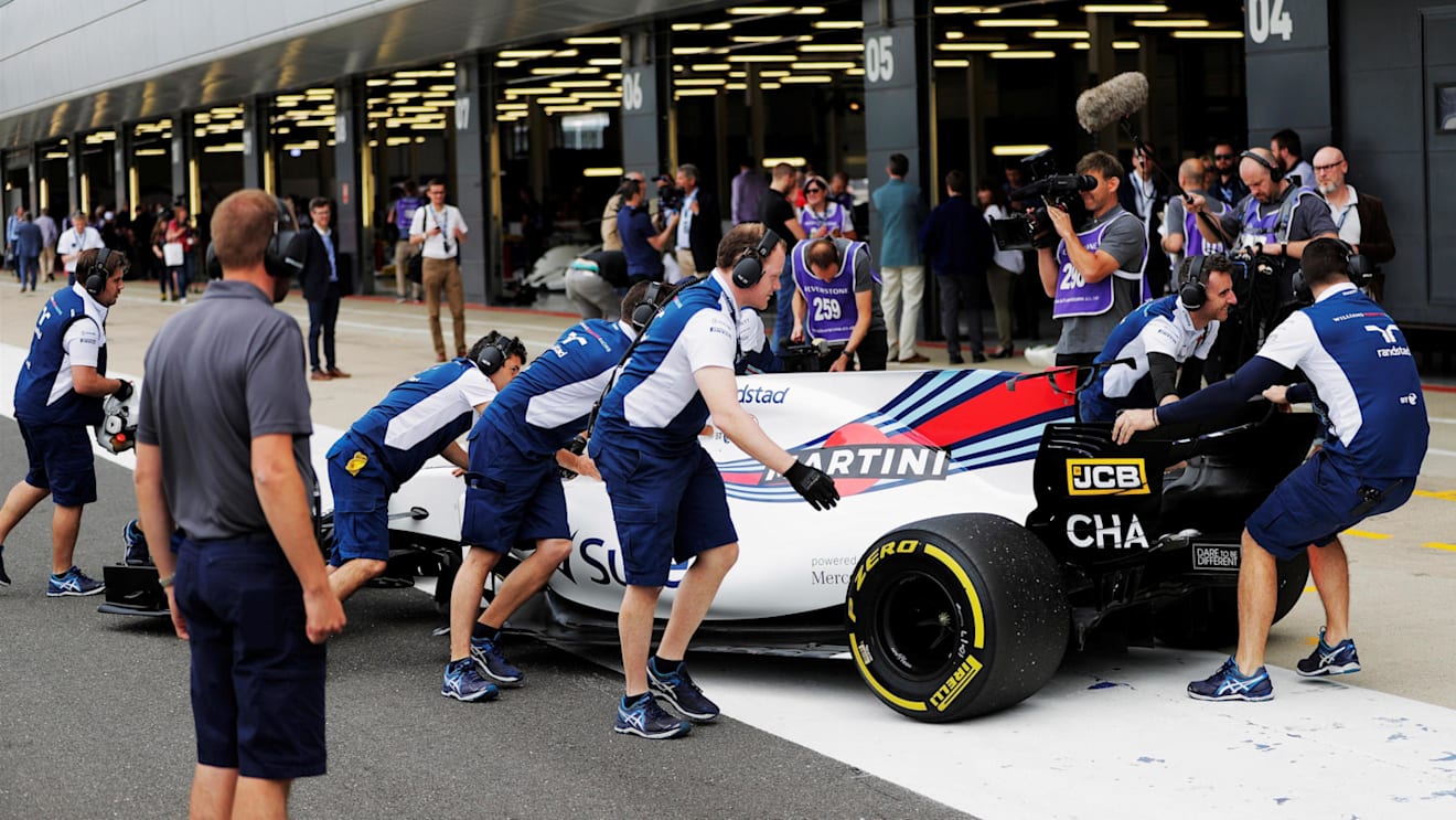 Karun Chandhok (IND) Williams FW40 and mechanics in the pitalne at Williams British Grand Prix Preview Day, Silverstone, England, 2 June 2017. © Sutton Images