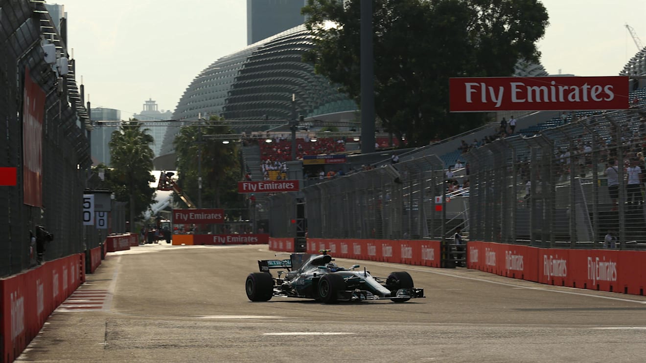 Valtteri Bottas (FIN) Mercedes-Benz F1 W08 Hybrid at Formula One World Championship, Rd14, Singapore Grand Prix, Practice, Marina Bay Street Circuit, Singapore, Friday 15 September 2017. © Sutton Images