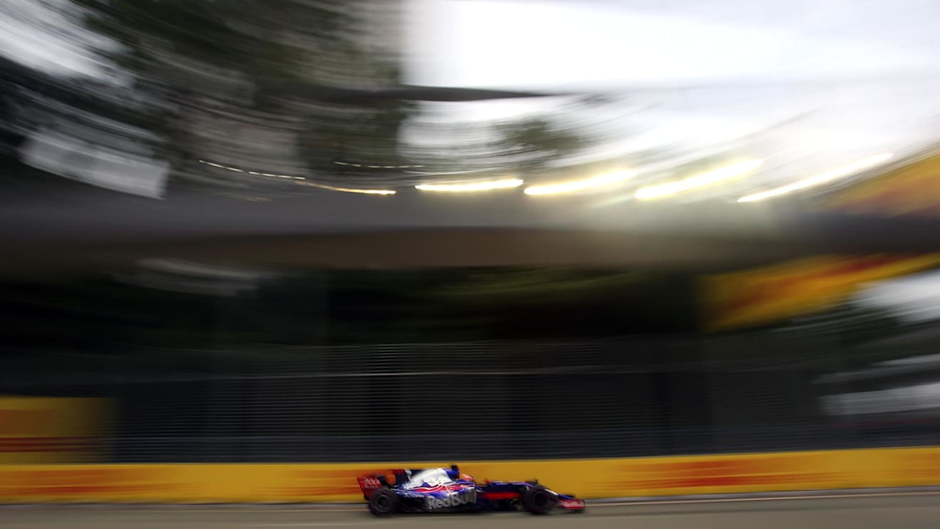 Daniil Kvyat (RUS) Scuderia Toro Rosso STR12 at Formula One World Championship, Rd14, Singapore Grand Prix, Qualifying, Marina Bay Street Circuit, Singapore, Saturday 16 September 2017. © Sutton Images