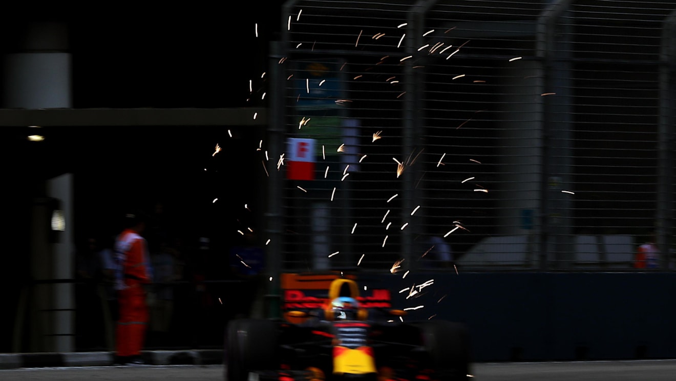 Daniel Ricciardo (AUS) Red Bull Racing RB13 at Formula One World Championship, Rd14, Singapore Grand Prix, Qualifying, Marina Bay Street Circuit, Singapore, Saturday 16 September 2017. © Sutton Images
