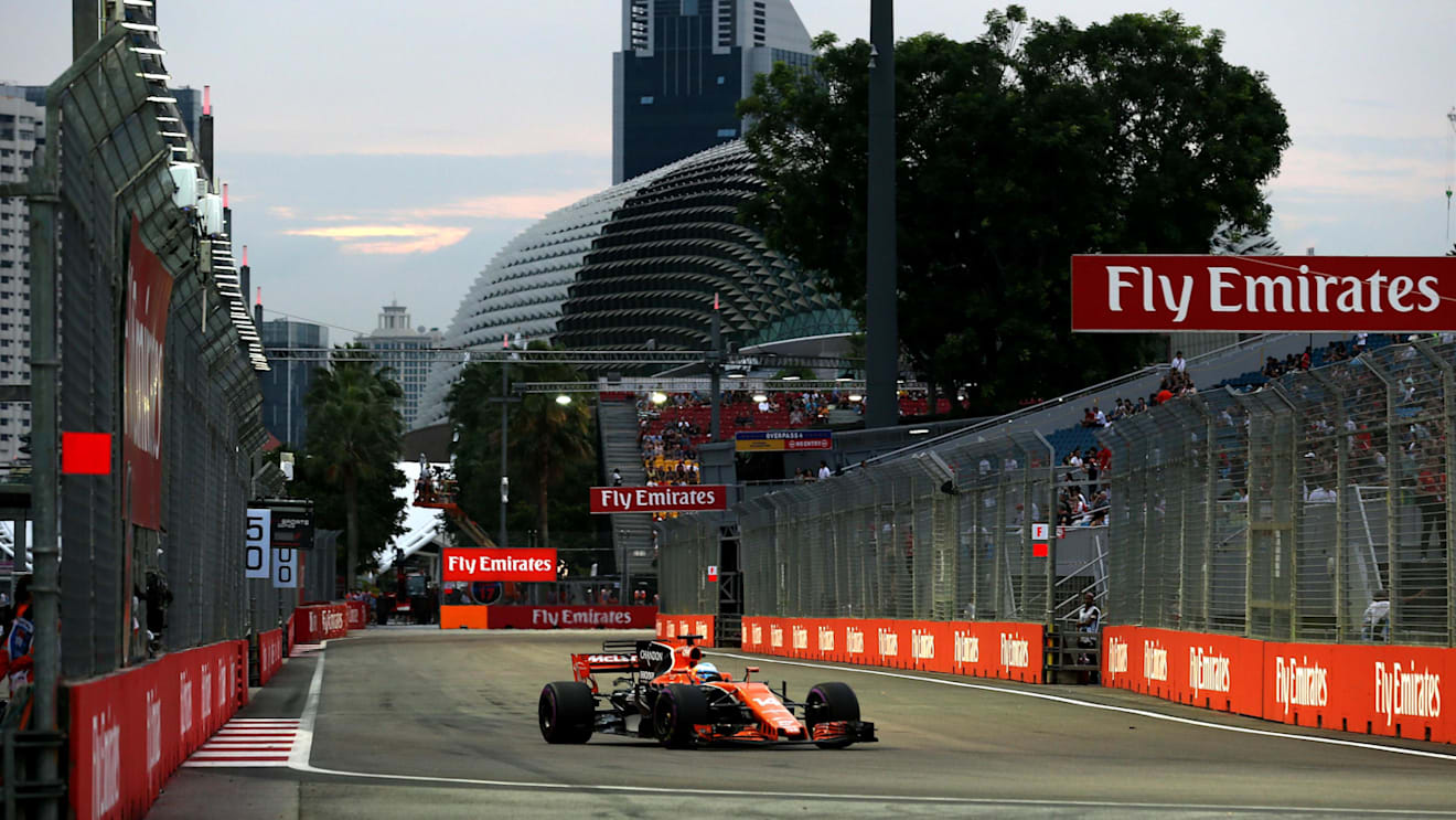 Fernando Alonso (ESP) McLaren MCL32 at Formula One World Championship, Rd14, Singapore Grand Prix, Qualifying, Marina Bay Street Circuit, Singapore, Saturday 16 September 2017. © Sutton Images