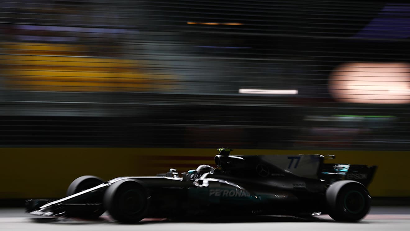 Valtteri Bottas (FIN) Mercedes-Benz F1 W08 Hybrid at Formula One World Championship, Rd14, Singapore Grand Prix, Qualifying, Marina Bay Street Circuit, Singapore, Saturday 16 September 2017. © Sutton Images