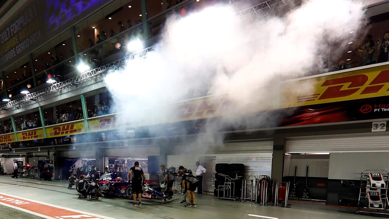 Daniil Kvyat (RUS) Scuderia Toro Rosso STR12 and smoke at Formula One World Championship, Rd14, Singapore Grand Prix, Qualifying, Marina Bay Street Circuit, Singapore, Saturday 16 September 2017. © Sutton Images
