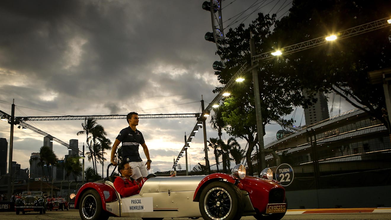 Pascal Wehrlein (GER) Sauber on the drivers parade at Formula One World Championship, Rd14, Singapore Grand Prix, Race, Marina Bay Street Circuit, Singapore, Sunday 17 September 2017. © Mirko Stange/Sutton Images