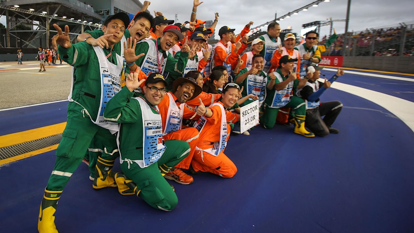 Marshals at Formula One World Championship, Rd14, Singapore Grand Prix, Race, Marina Bay Street Circuit, Singapore, Sunday 17 September 2017. © Mirko Stange/Sutton Images