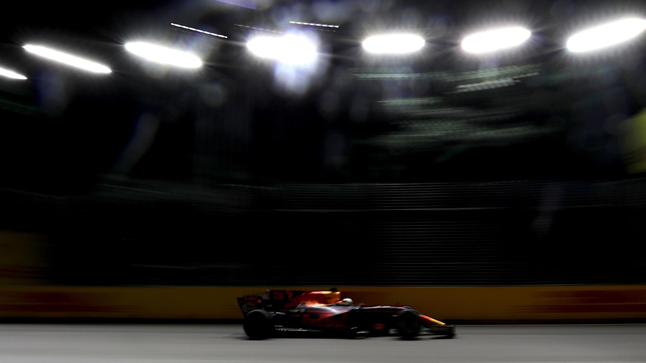 Daniel Ricciardo (AUS) Red Bull Racing RB13 at Formula One World Championship, Rd14, Singapore Grand Prix, Race, Marina Bay Street Circuit, Singapore, Sunday 17 September 2017. © Kym Illman/Sutton Images