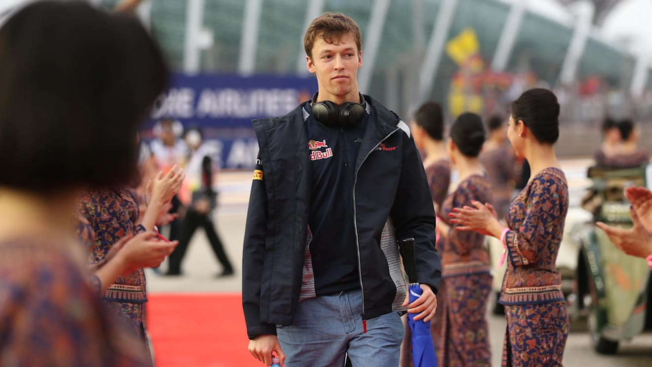 Daniil Kvyat (RUS) Scuderia Toro Rosso on the drivers parade at Formula One World Championship, Rd14, Singapore Grand Prix, Race, Marina Bay Street Circuit, Singapore, Sunday 17 September 2017. © Mirko Stange/Sutton Images