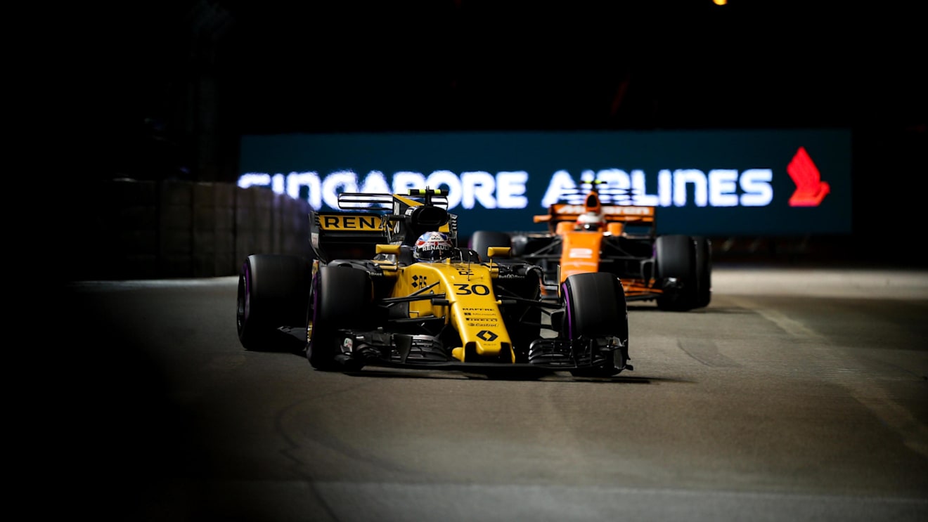 Jolyon Palmer (GBR) Renault Sport F1 Team RS17 at Formula One World Championship, Rd14, Singapore Grand Prix, Race, Marina Bay Street Circuit, Singapore, Sunday 17 September 2017. © Mirko Stange/Sutton Images
