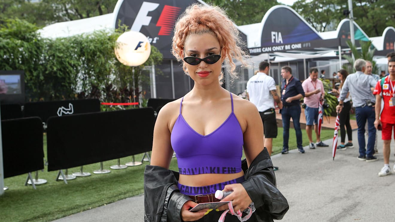Raye, Singer at Formula One World Championship, Rd14, Singapore Grand Prix, Race, Marina Bay Street Circuit, Singapore, Sunday 17 September 2017. © Mirko Stange/Sutton Images