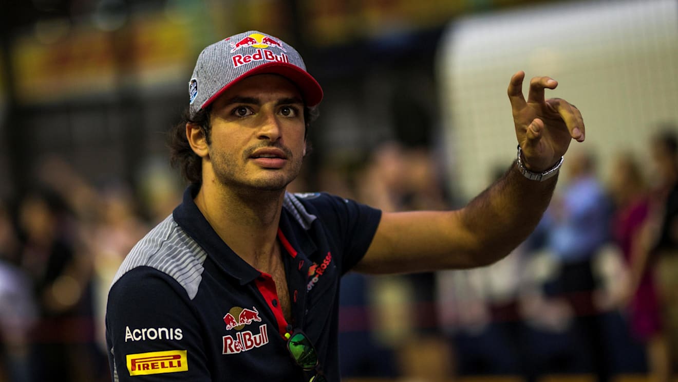 Carlos Sainz (ESP) Scuderia Toro Rosso on the drivers parade at Formula One World Championship, Rd14, Singapore Grand Prix, Race, Marina Bay Street Circuit, Singapore, Sunday 17 September 2017. © Manuel Goria/Sutton Images