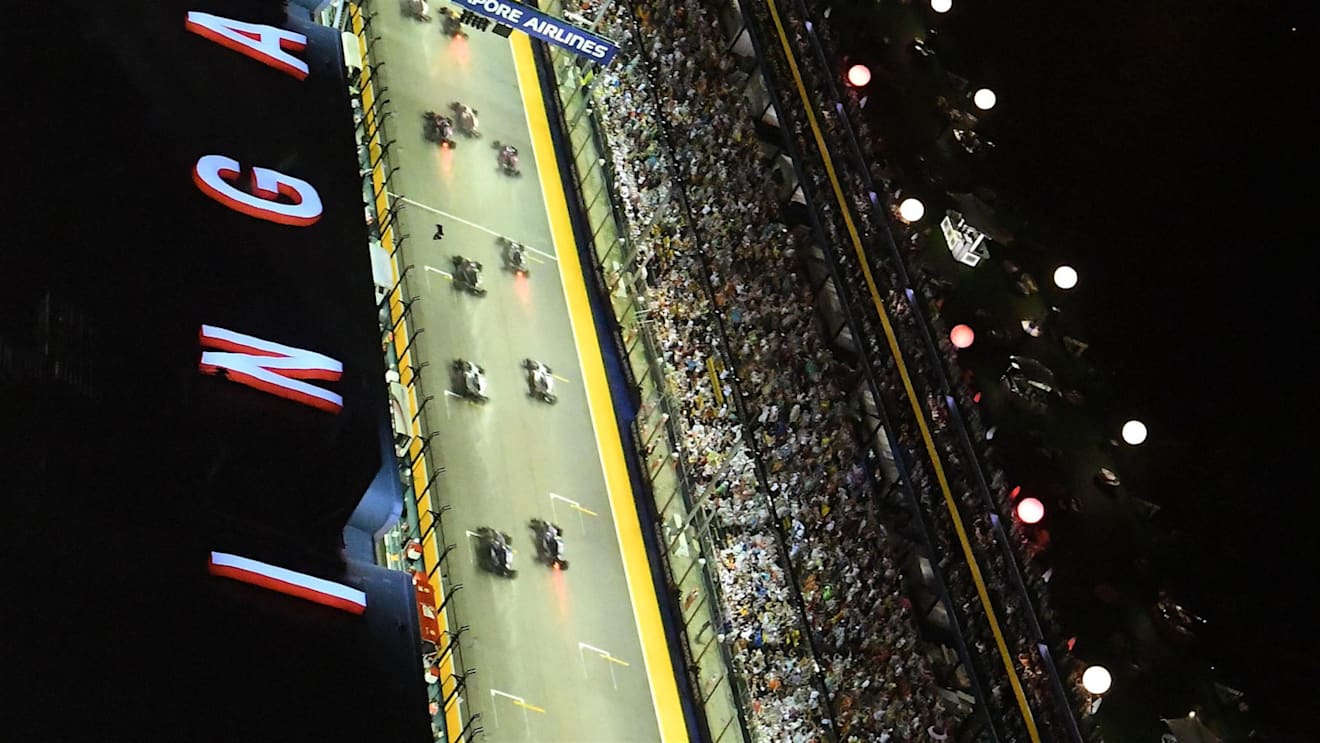 The start of the race at Formula One World Championship, Rd14, Singapore Grand Prix, Race, Marina Bay Street Circuit, Singapore, Sunday 17 September 2017. © Kym Illman/Sutton Images