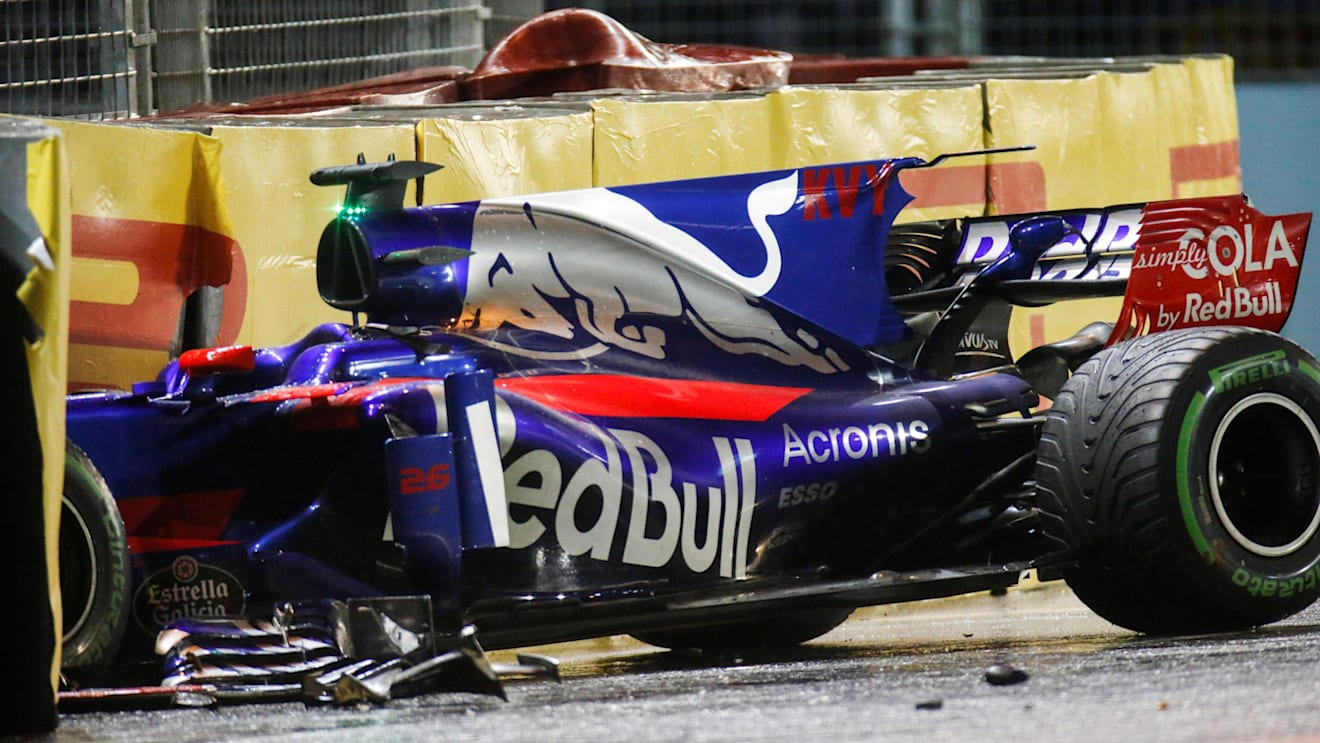 The crashed car of Daniil Kvyat (RUS) Scuderia Toro Rosso STR12 at Formula One World Championship, Rd14, Singapore Grand Prix, Race, Marina Bay Street Circuit, Singapore, Sunday 17 September 2017. © Kym Illman/Sutton Images
