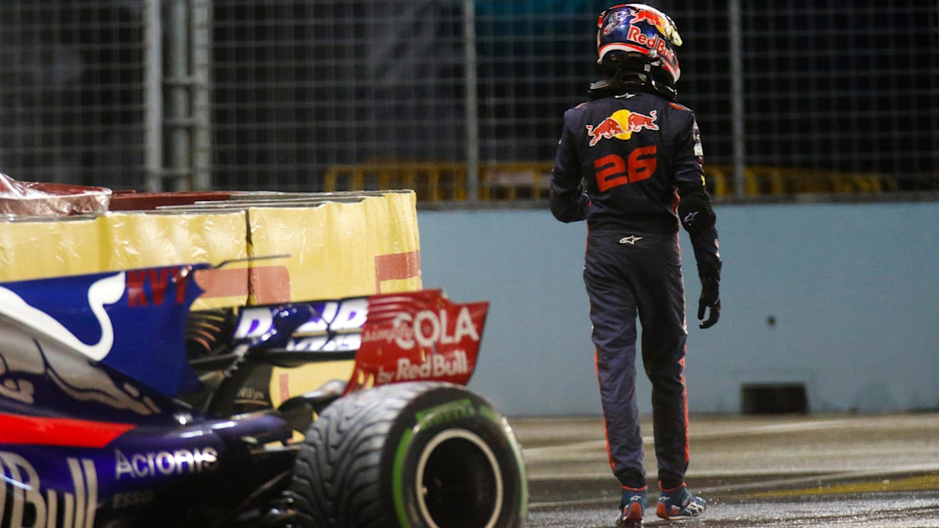 Daniil Kvyat (RUS) Scuderia Toro Rosso STR12 crashed out of the race at Formula One World Championship, Rd14, Singapore Grand Prix, Race, Marina Bay Street Circuit, Singapore, Sunday 17 September 2017. © Kym Illman/Sutton Images