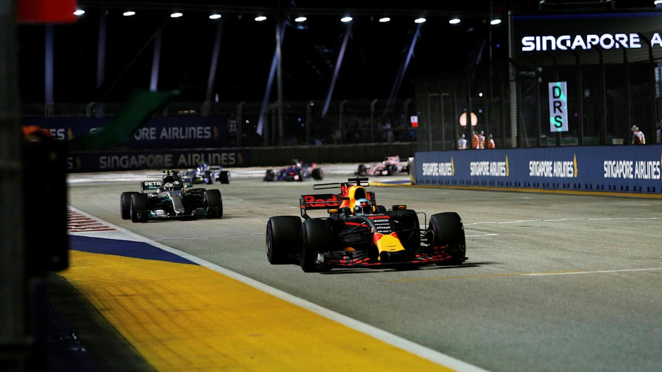 Daniel Ricciardo (AUS) Red Bull Racing RB13 at Formula One World Championship, Rd14, Singapore Grand Prix, Race, Marina Bay Street Circuit, Singapore, Sunday 17 September 2017. © Kym Illman/Sutton Images