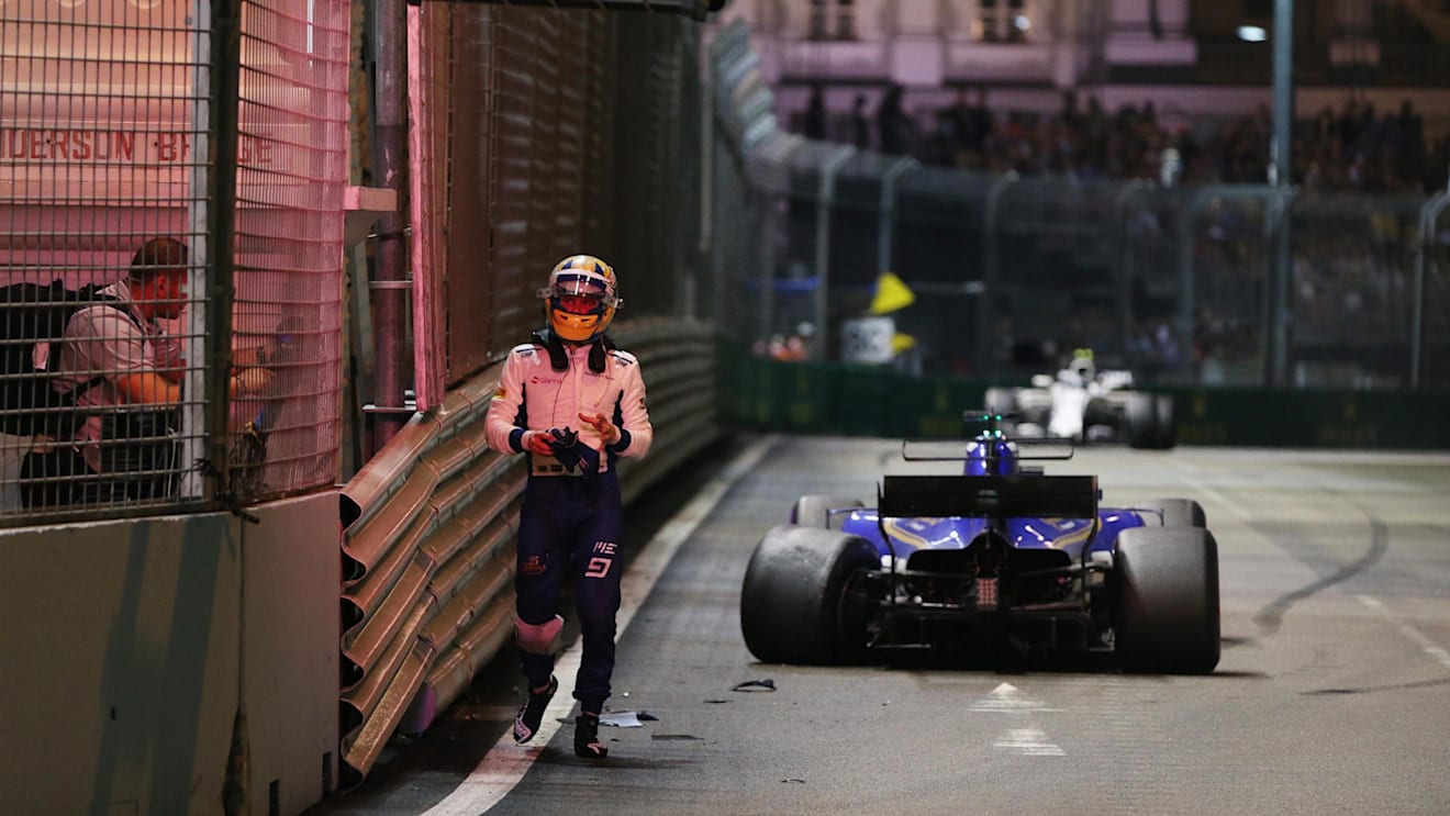 Race retiree Marcus Ericsson (SWE) Sauber C36 walks in after crashing at Formula One World Championship, Rd14, Singapore Grand Prix, Race, Marina Bay Street Circuit, Singapore, Sunday 17 September 2017. © Kym Illman/Sutton Images