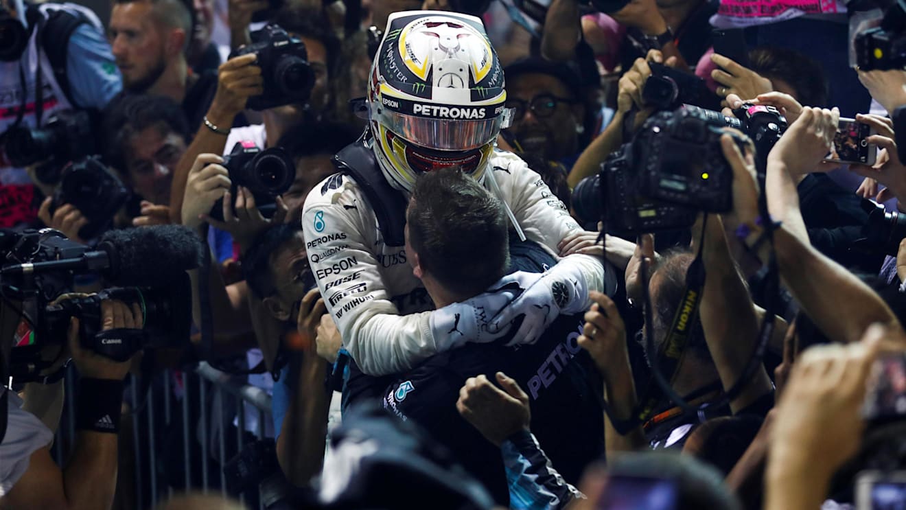 Race winner Lewis Hamilton (GBR) Mercedes AMG F1 celebrates in parc ferme at Formula One World Championship, Rd14, Singapore Grand Prix, Race, Marina Bay Street Circuit, Singapore, Sunday 17 September 2017. © Kym Illman/Sutton Images