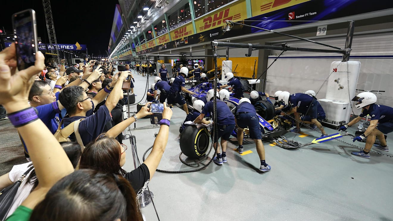 Fans on the pitlane walkabout observe Sauber mechanics make a practice pitstop at Formula One World Championship, Rd14, Singapore Grand Prix, Preparations, Marina Bay Street Circuit, Singapore, Thursday 14 September 2017. © Manuel Goria/Sutton Images