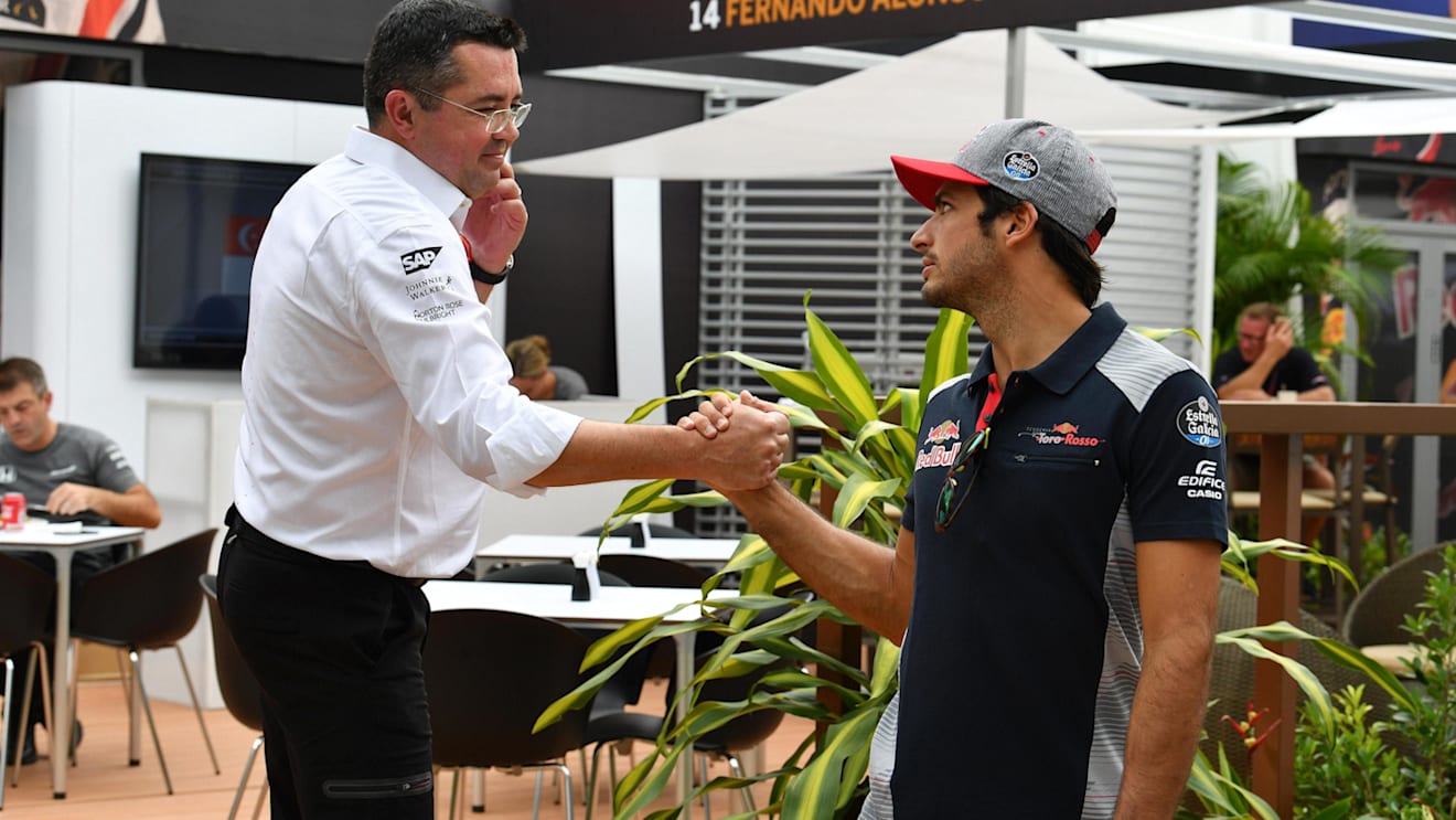 Eric Boullier (FRA) McLaren Racing Director and Carlos Sainz jr (ESP) Scuderia Toro Rosso at Formula One World Championship, Rd14, Singapore Grand Prix, Preparations, Marina Bay Street Circuit, Singapore, Thursday 14 September 2017. © Sutton Images