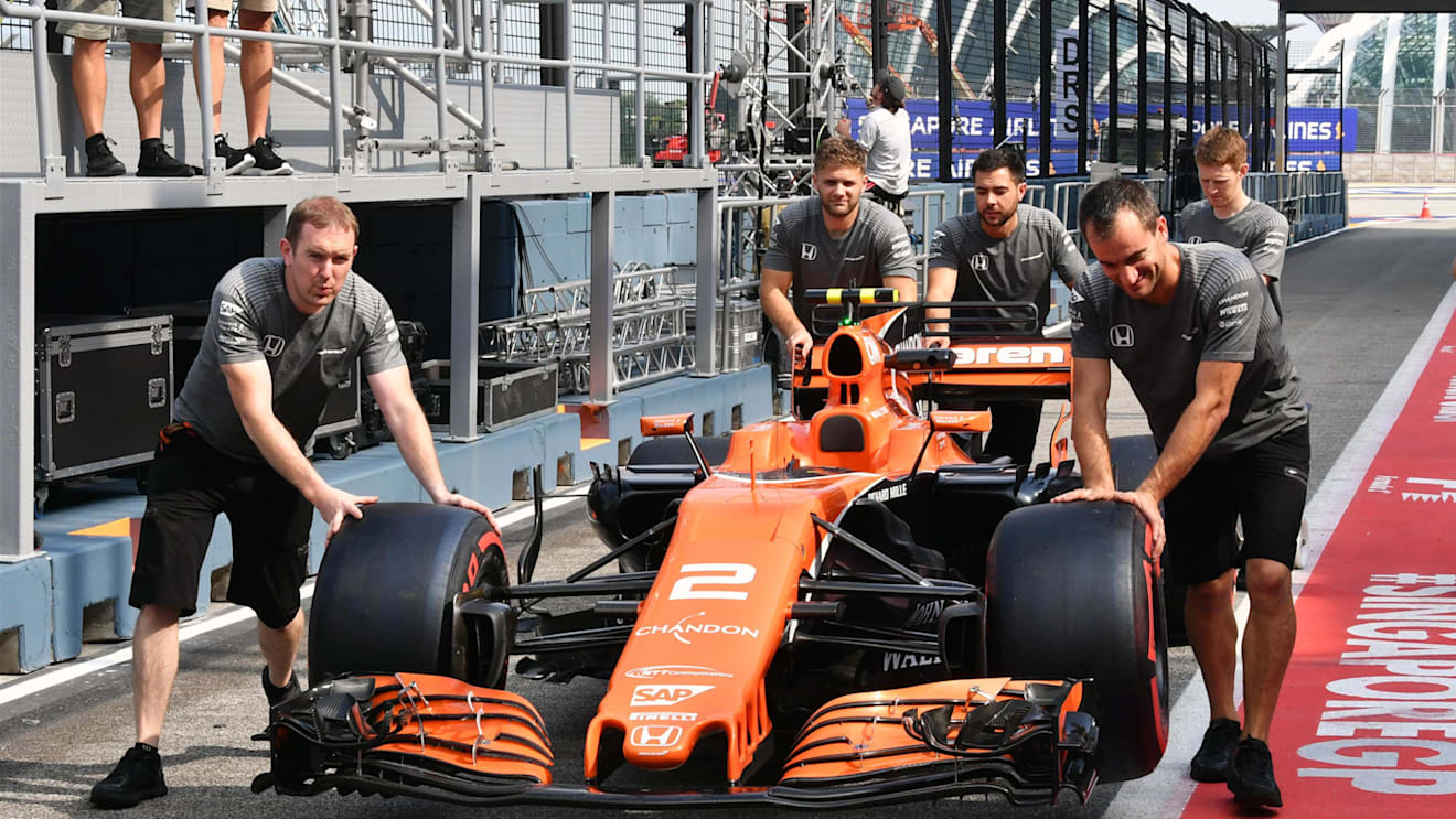 McLaren mechanics push McLaren MCL32 at Formula One World Championship, Rd14, Singapore Grand Prix, Preparations, Marina Bay Street Circuit, Singapore, Thursday 14 September 2017. © Sutton Images