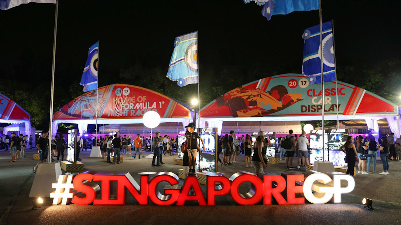 Fans at Formula One World Championship, Rd14, Singapore Grand Prix, Preparations, Marina Bay Street Circuit, Singapore, Thursday 14 September 2017. © Sutton Images