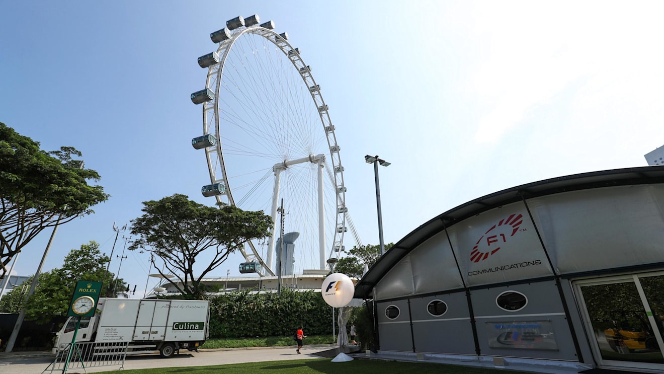 F1 Coomunications building and Singapore Flyer at Formula One World Championship, Rd14, Singapore Grand Prix, Preparations, Marina Bay Street Circuit, Singapore, Wednesday 13 September 2017. © Sutton Images