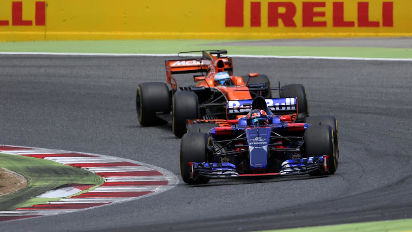 Daniil Kvyat (RUS) Scuderia Toro Rosso STR12 leads Fernando Alonso (ESP) McLaren MCL32 at Formula One World Championship, Rd5, Spanish Grand Prix, Race, Barcelona, Spain, Sunday 14 May 2017. © Sutton Motorsport Images