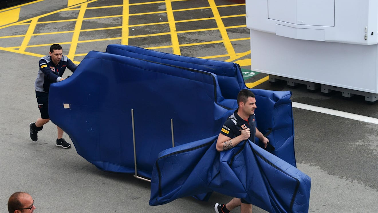 Scuderia Toro Rosso mechanics with Scuderia Toro Rosso STR12 floor at Formula One World Championship, Rd5, Spanish Grand Prix, Preparations, Barcelona, Spain, Thursday 11 May 2017. © Sutton Motorsport Images