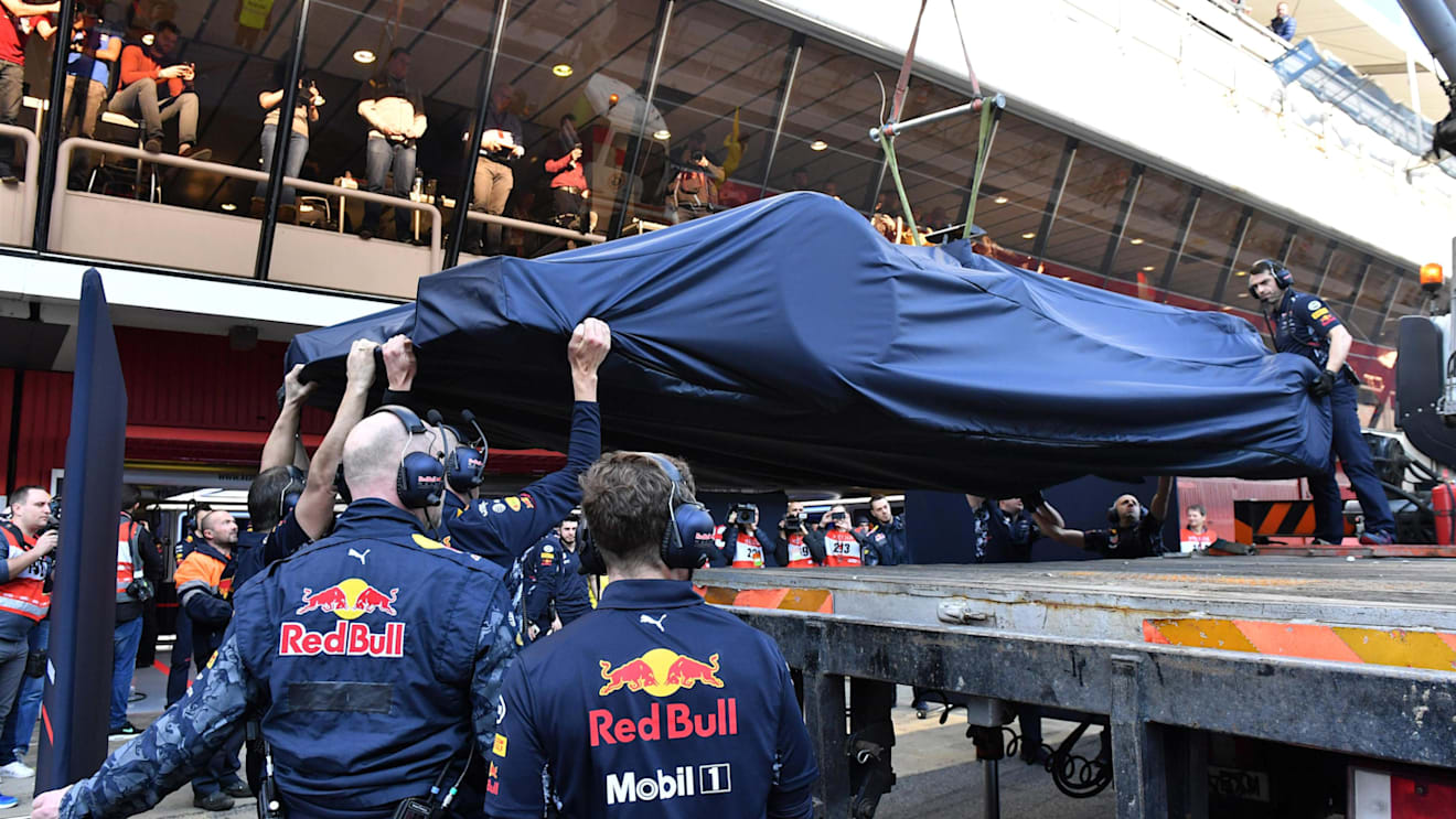 The car of Daniel Ricciardo (AUS) Red Bull Racing RB13 is recovered to the pits at Formula One Testing, Day One, Barcelona, Spain, 27 February 2017. © Sutton Images