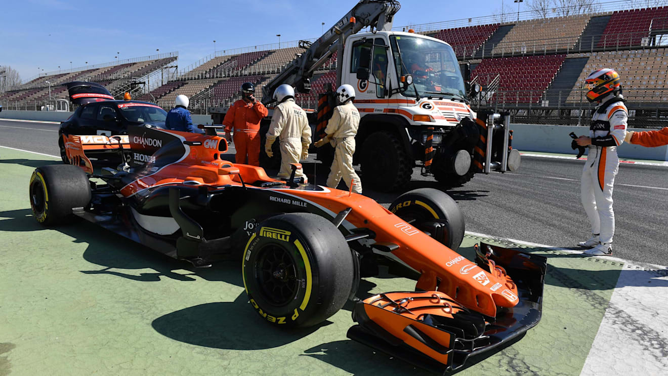 Stoffel Vandoorne (BEL) McLaren MCL32 stops on track at Formula One Testing, Day Three, Barcelona, Spain, 9 March 2017. © Sutton Images