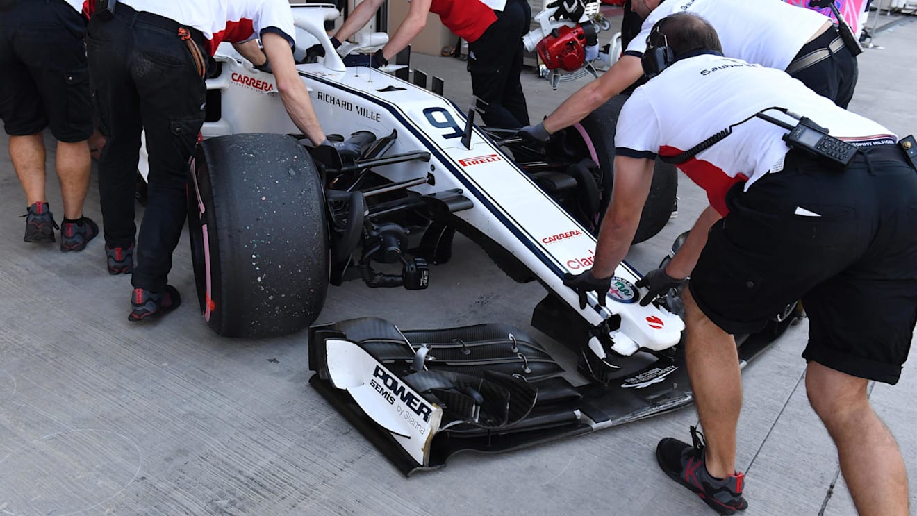 Marcus Ericsson, Alfa Romeo Sauber C37 with broken front wing in FP1 at Formula One World Championship, Rd21, Abu Dhabi Grand Prix, Practice, Yas Marina Circuit, Abu Dhabi, UAE, Friday 23 November 2018.