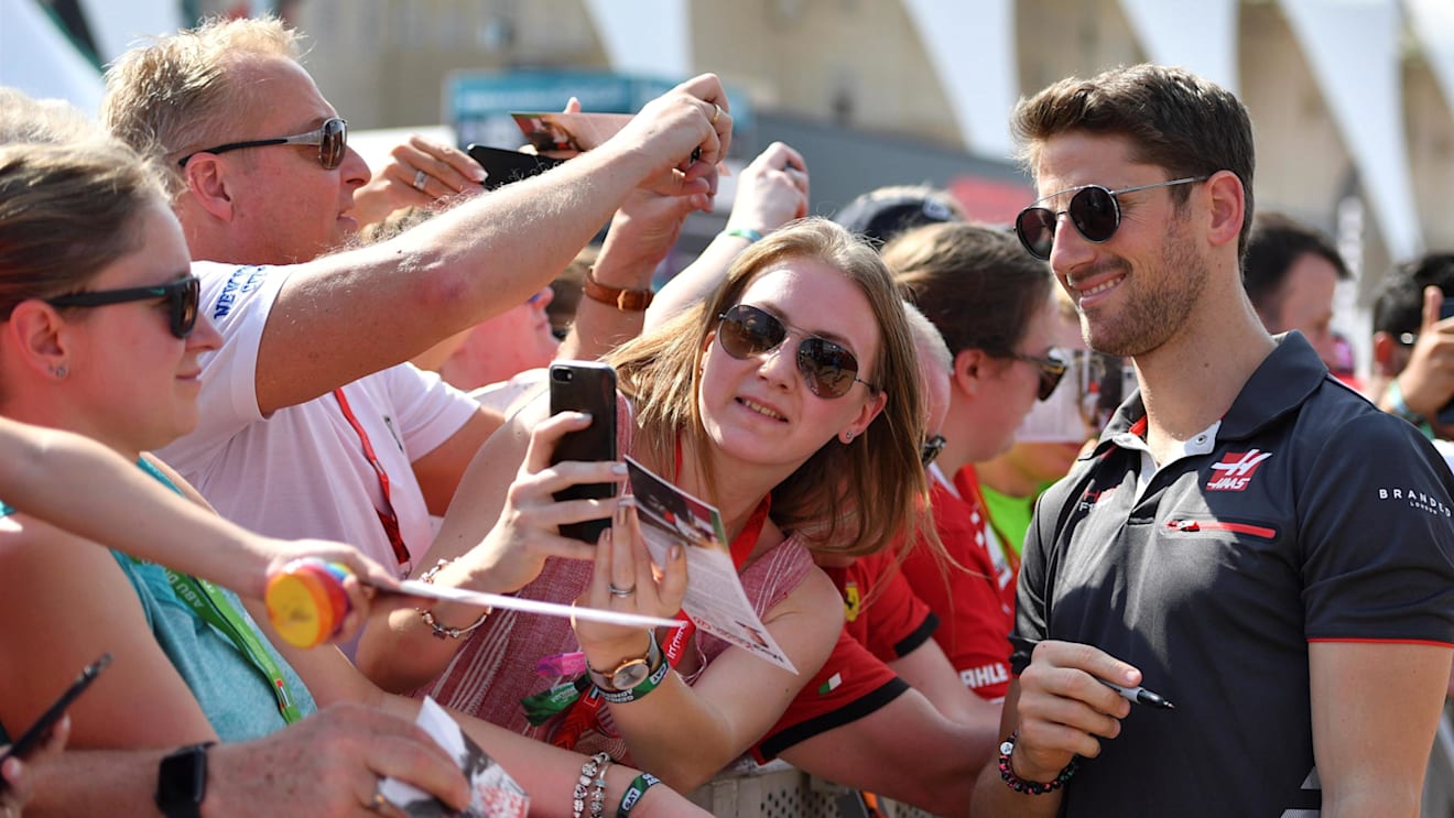 Romain Grosjean, Haas F1 Team taks a selfie with a fan at Formula One World Championship, Rd21, Abu Dhabi Grand Prix, Qualifying, Yas Marina Circuit, Abu Dhabi, UAE, Saturday 24 November 2018.