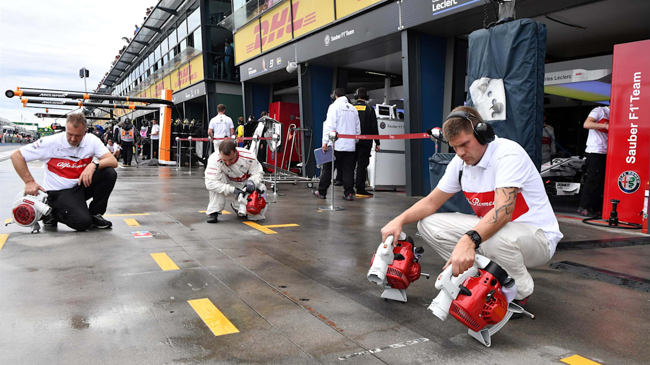 Alfa Romeo Sauber F1 Team mechanics dry the pit box at Formula One World Championship, Rd1, Australian Grand Prix, Qualifying, Melbourne, Australia, Saturday 24 March 2018. © Mark Sutton/Sutton Images