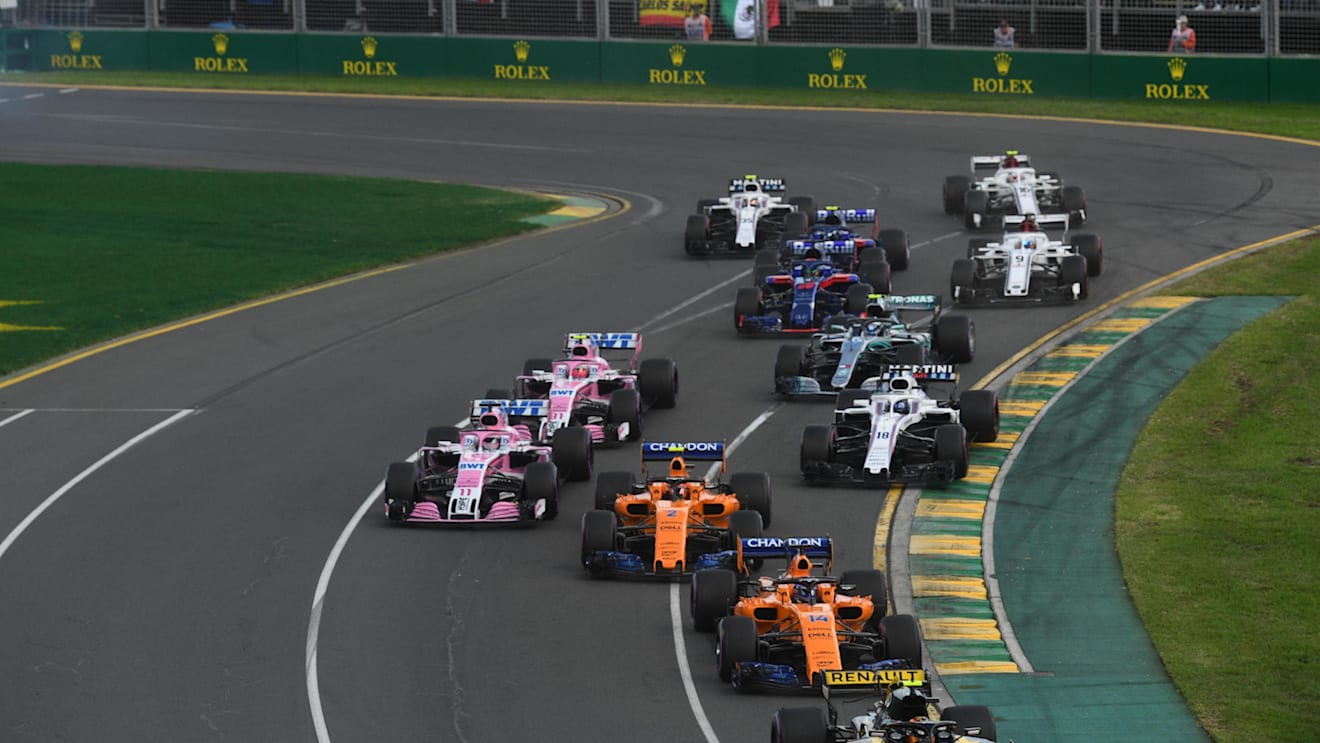 Carlos Sainz jr (ESP) Renault Sport F1 Team RS18 and Fernando Alonso (ESP) McLaren MCL33 at the start of the race at Formula One World Championship, Rd1, Australian Grand Prix, Race, Melbourne, Australia, Sunday 25 March 2018. © Mark Sutton/Sutton Images