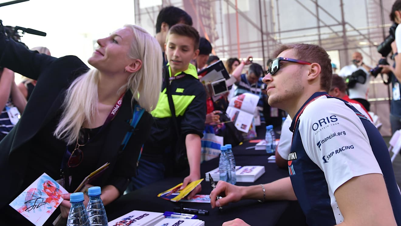Sergey Sirotkin (RUS) Williams fans selfie at Formula One World Championship, Rd4, Azerbaijan Grand Prix, Practice, Baku City Circuit, Baku, Azerbaijan, Friday 27 April 2018. © Simon Galloway/Sutton Images